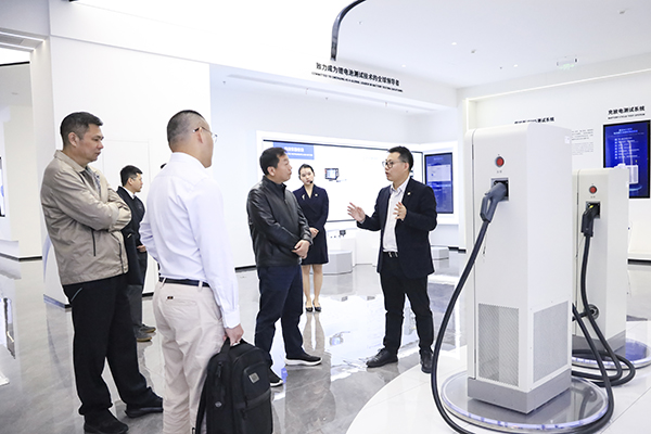 星云股份副董事長(zhǎng)、總裁劉作斌向福船集團(tuán)副總經(jīng)理李振均一行介紹公司充電產(chǎn)品.jpg